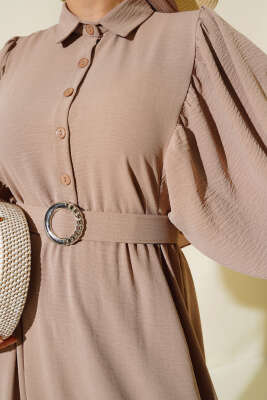 Yarım Düğmeli Balon Kol Kemerli Elbise Latte - Tesettür Elbise