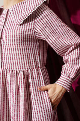 Yarım Düğmeli Bebe Yaka Çizgili Gofre Elbise Bordo - Tesettür Elbise