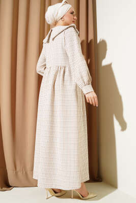 Yarım Düğmeli Bebe Yaka Çizgili Gofre Elbise Latte - Tesettür Elbise