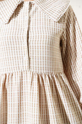 Yarım Düğmeli Bebe Yaka Çizgili Gofre Elbise Latte - Tesettür Elbise