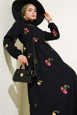 Yarım Düğmeli Çiçek Nakışlı Elbise Siyah - Tesettür Elbise