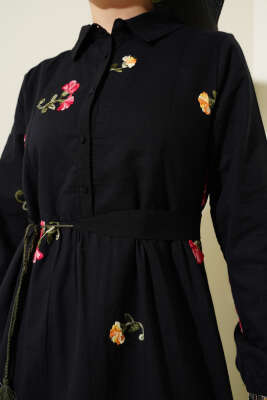 Yarım Düğmeli Çiçek Nakışlı Elbise Siyah - Tesettür Elbise