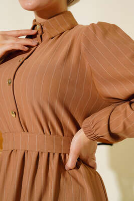 Yarım Düğmeli Çizgili Elbise Camel - Tesettür Elbise