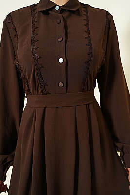 Yarım Düğmeli Dantel Detaylı Elbise Kahve - Elbise