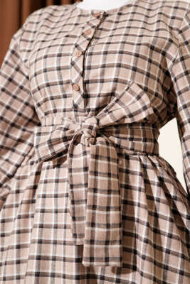 Yarım Düğmeli Ekoseli Kuşaklı Elbise Bej - Elbise