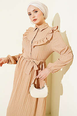 Yarım Düğmeli Fırfırlı Krinkıl Elbise Bej - ASMİN