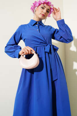 Yarım Düğmeli Fırfırlı Yandan Bağlamalı Elbise Saks - Tesettür Elbise