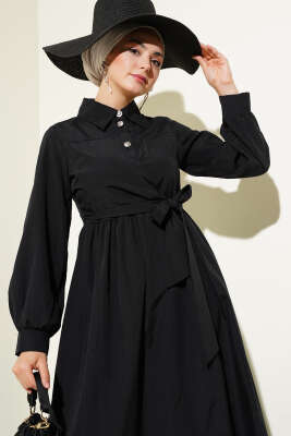 Yarım Düğmeli Fırfırlı Yandan Bağlamalı Elbise Siyah - Tesettür Elbise