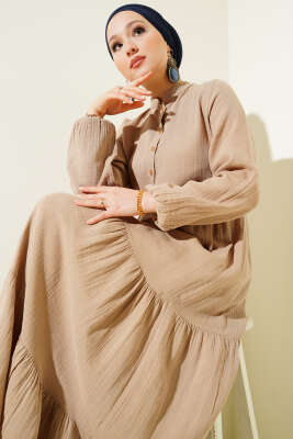 Yarım Düğmeli Hakim Yaka Müslin Elbise Bej - Tesettür Elbise