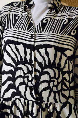 Yarım Düğmeli Karışık Desen Elbise Siyah Beyaz - Tesettür Elbise