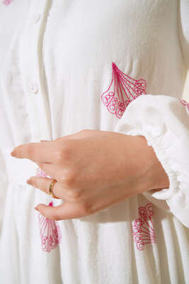 Yarım Düğmeli Kuşaklı Deniz Kabuğu Desenli Nakışlı Elbise Fusya - Thumbnail