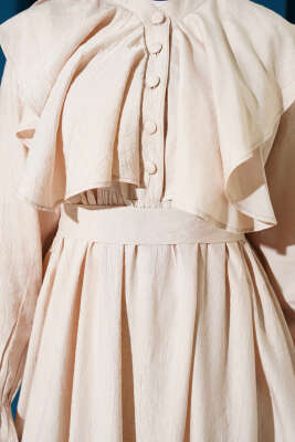 Yarım Düğmeli Kuşaklı Fırfırlı Elbise Bej - Elbise