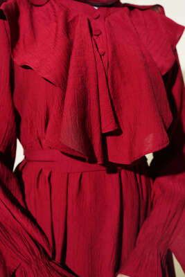 Yarım Düğmeli Kuşaklı Fırfırlı Elbise Bordo - Elbise