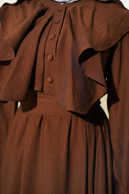 Yarım Düğmeli Kuşaklı Fırfırlı Elbise Kahve - Elbise