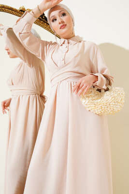 Yarım Düğmeli Önü Çapraz Bağlamalı Elbise Bej - Tesettür Elbise