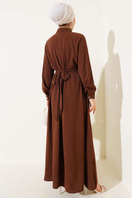Yarım Düğmeli Önü Çapraz Bağlamalı Elbise Kahve - Tesettür Elbise