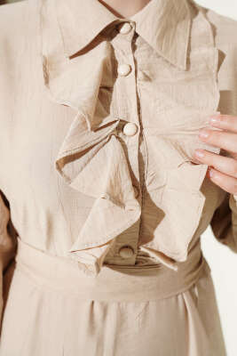 Yarım Düğmeli Önü Fırfırlı Elbise Bej - Elbise