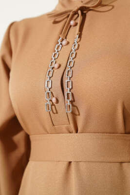 Yarım Düğmeli Yaka İpli Elbise Camel - Tesettür Elbise