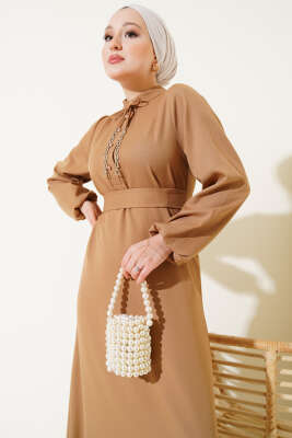 Yarım Düğmeli Yaka İpli Elbise Camel - Tesettür Elbise