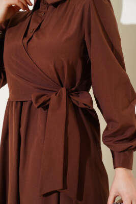 Yarım Düğmeli Yandan Bağlamalı Elbise Kahve - Tesettür Elbise