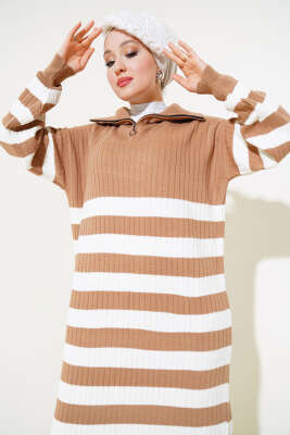 Yarım Fermuarlı Kalın Çizgili Triko Elbise Büsküvi - Tesettür Elbise