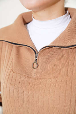 Yarım Fermuarlı Kalın Çizgili Triko Elbise Büsküvi - Tesettür Elbise