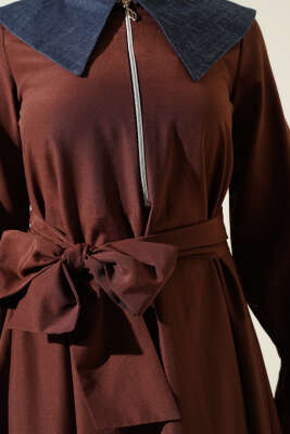 Yarım Fermuarlı Kot Yaka Terikoton Elbise Kahve - Tesettür Elbise