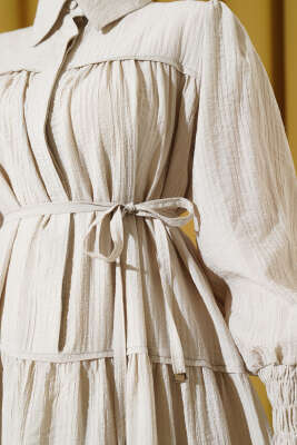 Yarım Gizli Düğmeli İp Bağcıklı Elbise Bej - Tesettür Elbise