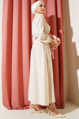 Yarım Gold Düğmeli Kuşaklı Elbise Bej - Tesettür Elbise