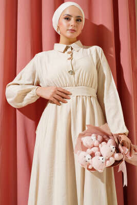 Yarım Gold Düğmeli Kuşaklı Elbise Bej - Tesettür Elbise