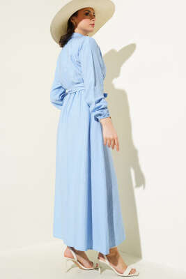 Yarım Gold Düğmeli Kuşaklı Elbise Buz Mavisi - Tesettür Elbise