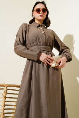Yarım Gold Düğmeli Kuşaklı Elbise Kahve - Tesettür Elbise