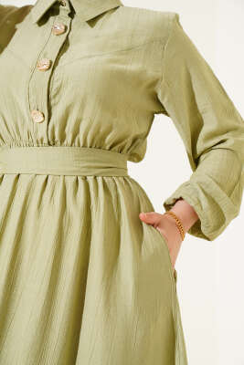 Yarım Gold Düğmeli Kuşaklı Elbise Pastel Yeşili - Tesettür Elbise