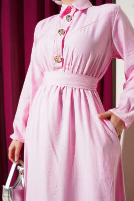 Yarım Gold Düğmeli Kuşaklı Elbise Pembe - Tesettür Elbise