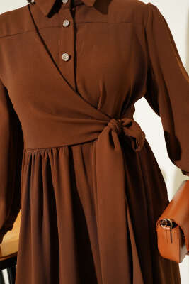 Yarım Taş Düğmeli Bağlamalı Elbise Kahve - Tesettür Elbise
