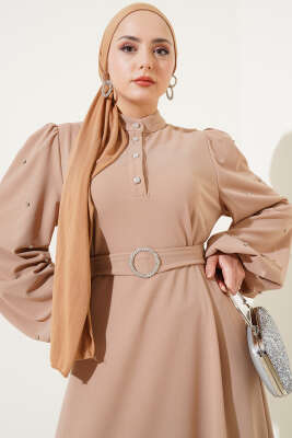 Yarım Taş Düğmeli Volanlı Elbise Bej - Tesettür Elbise