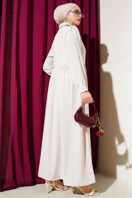 Yarım Taş Düğmeli Yandan Bağlamalı Elbise Bej - Tesettür Elbise