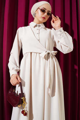 Yarım Taş Düğmeli Yandan Bağlamalı Elbise Bej - Tesettür Elbise