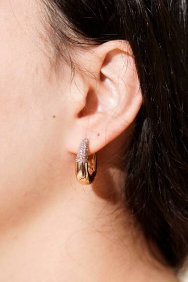 Yarım Tur Zirkon Taşlı Bombeli Halka Küpe Gold - Küpe