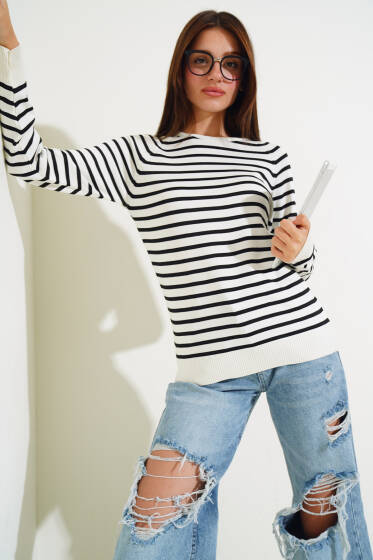 Yatay İnce Çizgili Triko Kazak Ekru - Yeni Giyim