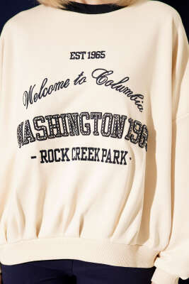 Yazı Nakışlı Oversize Sweatshirt Bej - Kadın Giyim Modelleri