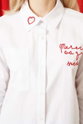 Yazı Nakışlı Tek Cepli Gömlek Beyaz - Kadın Giyim Modelleri