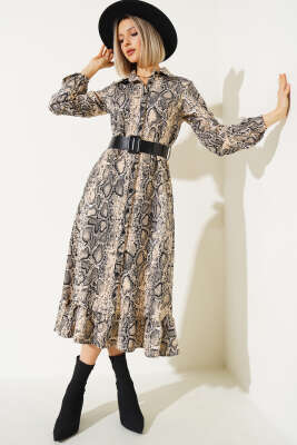 Yılan Desenli Fırfırlı Kemerli Elbise Bej - Kadın Giyim Modelleri