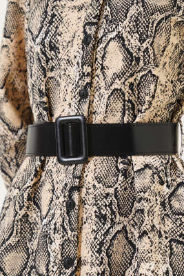 Yılan Desenli Fırfırlı Kemerli Elbise Bej - Kadın Giyim Modelleri