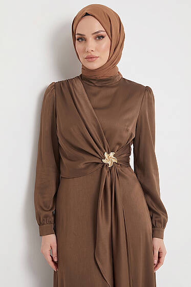 Yıldız Gold Toka Detaylı Saten Abiye Elbise Kahve - Elbise
