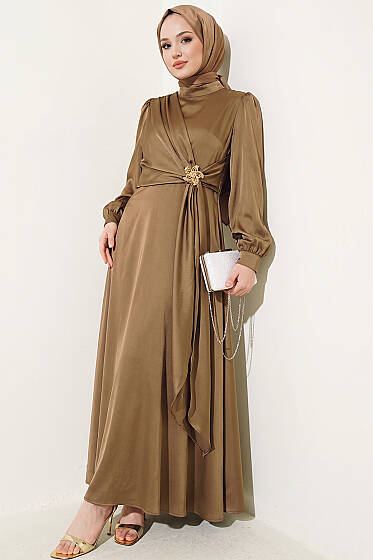 Yıldız Gold Toka Detaylı Saten Abiye Elbise Latte - Elbise