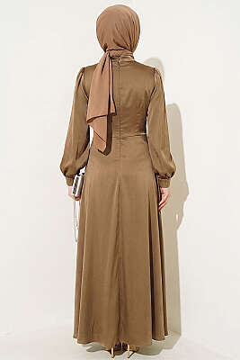 Yıldız Gold Toka Detaylı Saten Abiye Elbise Latte - Elbise