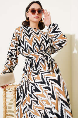 Yön Desenli Kemerli Bel Lastikli Elbise Camel - Tesettür Elbise