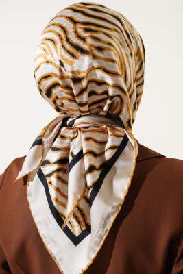 Zebra Desen Saten Eşarp Latte - Başörtüsü