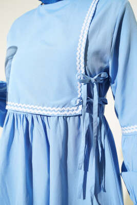 Zigzag Nakışlı Yan İpli Poplin Elbise Buz Mavisi - Elbise